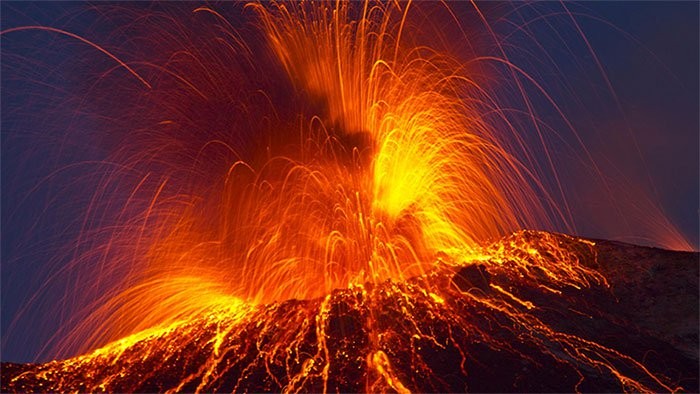 Hoạt động núi lửa thường diễn ra ở rìa các mảng kiến tạo. (Ảnh: IFL Science).