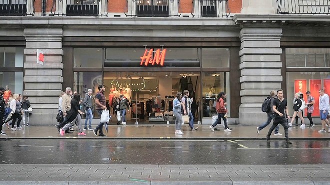 Một cửa hàng của H&M tại Anh. Ảnh: Glassdoor.