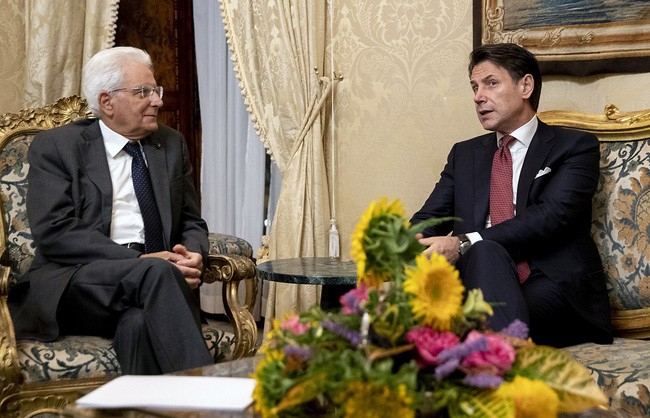 Tổng thống Italy Sergio Mattarella (trái) và Thủ tướng Giuseppe Conte. (Ảnh: AP)