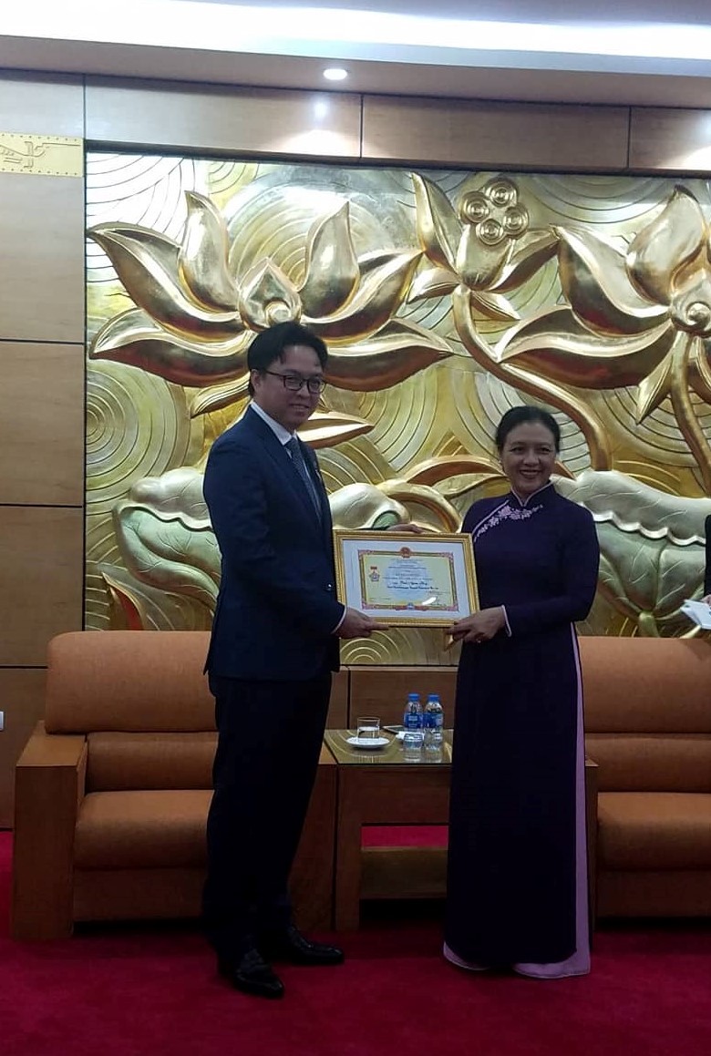 Chủ tịch Nguyễn Phương Nga trao Kỷ niệm chương tặng Đại sứ Prak Nguon Hong