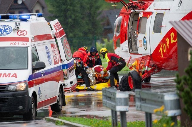 Nhân viên cứu hộ Ba Lan di chuyển một du khách bị thương vào một chiếc trực thăng gần Zakopane, Ba Lan. Ảnh: GETTY