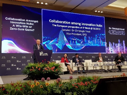Tiến sĩ Christoph Ernst (trong ảnh ngoài cùng bên trái) phát biểu tại IP Week @ SG 2019.