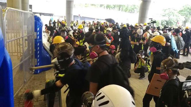 Người biểu tình bạo loạn tìm cách đột nhập vào tòa nhà Hội đồng lập pháp Đặc khu hành chính Hong Kong (Trung Quốc) ngày 31/8/2019. Ảnh: THX/TTXVN