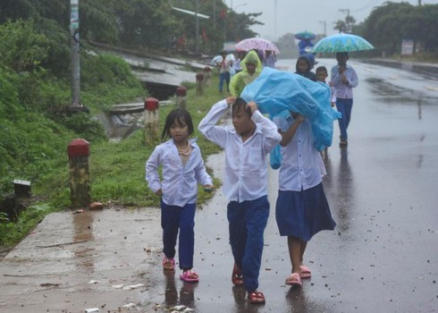 Quảng Trị: Học sinh vùng lũ đội mưa đi khai giảng, đến trường thầy thông báo... hoãn