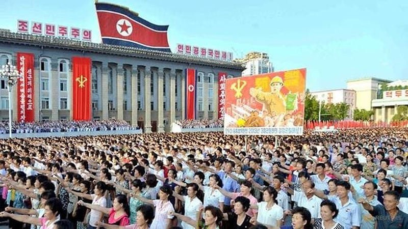 Người dân Triều Tiên tham gia mít-tinh tại Quảng trường Kim Nhật Thành ở Bình Nhưỡng. (Ảnh: CNA)