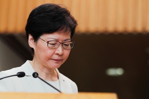 Trưởng đặc khu Hong Kong Carrie Lam trong cuộc họp báo. Ảnh: Reuters