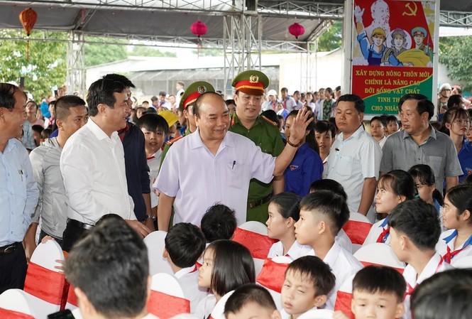 Thủ tướng vui tết Trung thu cùng trẻ em Quảng Nam