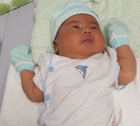 Bé trai nặng 5 kg vừa chào đời ở Quảng Ngãi. Ảnh: P.H