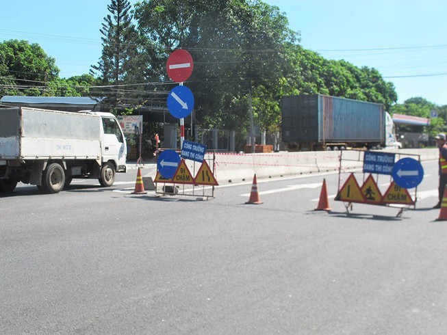 Quốc lộ 1 đoạn qua huyện Cam Lâm (Khánh Hòa) bị hư hỏng, nhà thầu đóng một làn để sửa chữa vào tháng 12-2018. Ảnh: Tấn Lộc.