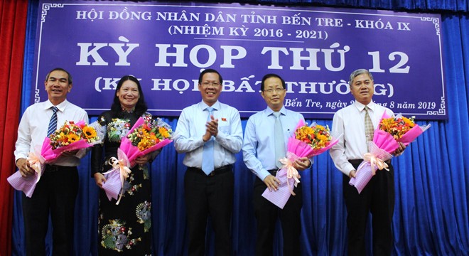 Ông Phan Văn Mãi, Bí thư Tỉnh ủy, Chủ tịch HĐND tỉnh Bến Tre tặng hoa chúc mừng ông Nguyễn Trúc Sơn, ông Nguyễn Văn Đức và các cán bộ chủ chốt khác của tỉnh Bến Tre.