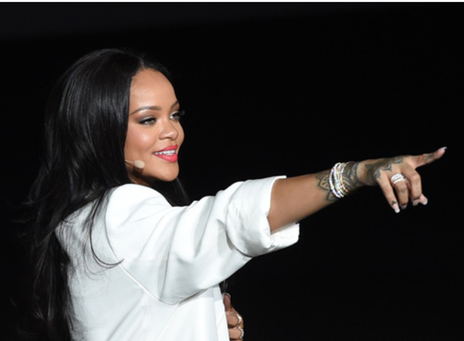 Rihanna để khán giả chờ đợi hơn hơn 2 giờ tại sự kiện tối 17.9