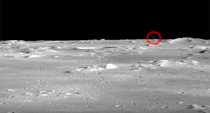 Vật thể lạ mà cư dân mạng ngờ là phi thuyền của người ngoài hành tinh xuất hiện trong đoạn phim tài liệu về tàu Apollo 15.
