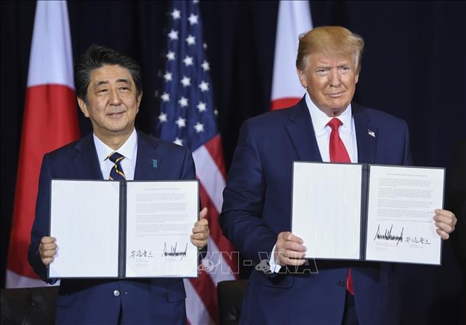 Thủ tướng Nhật Bản Shinzo Abe (trái) và Tổng thống Mỹ Donald Trump tại lễ ký thỏa thuận thương mại song phương ở New York (Mỹ) ngày 25/9/2019. Ảnh: AFP/TTXVN