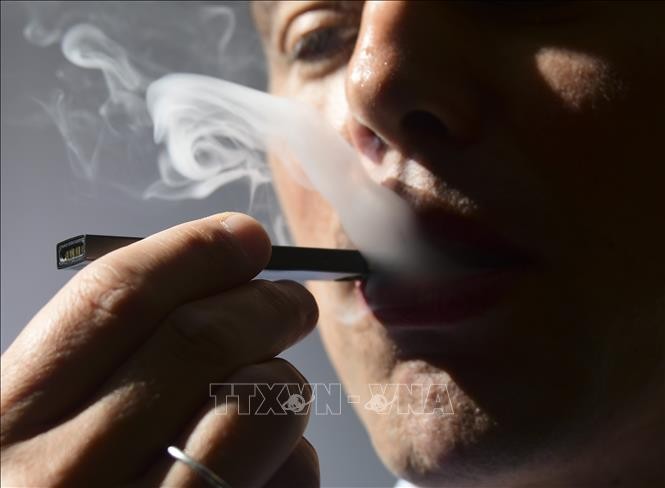 Nhiều người hút thuốc lá điện tử đang được chăm sóc đặc biệt do không thể tự hô hấp. Ảnh minh họa: AFP/TTXVN