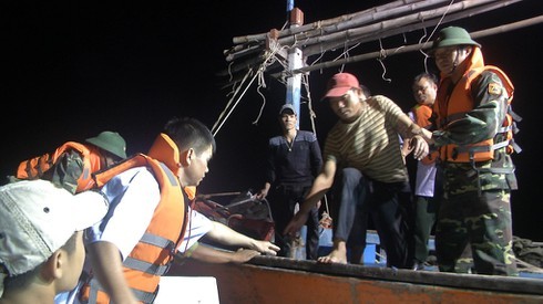 Lực lượng cứu hộ đang ứng cứu các thuyền viên gặp nạn.