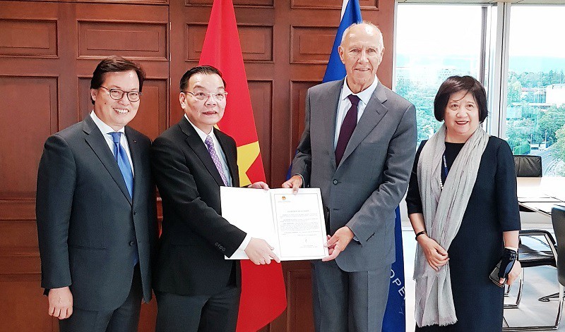 Bộ trưởng Chu Ngọc Anh trao Văn kiện gia nhập cho Tổng Giám đốc WIPO Francis Gurry. (Ảnh: Bộ KH&CN).