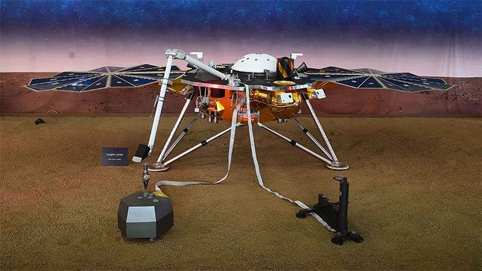 Mô hình thiết bị đổ bộ InSight được trưng bày tại phòng thí nghiệm của NASA ở Pasadena, bang California, Mỹ. (Ảnh: AFP/TTXVN).