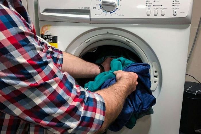 Nhiều hạt vi nhựa bị phát tán khi giặt quần áo từ vải tổng hợp.