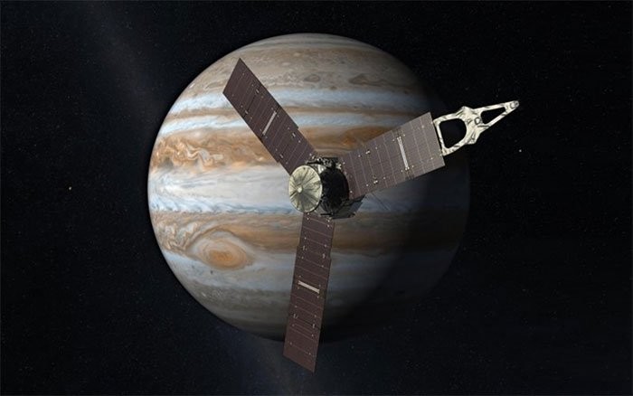 Tàu vũ trụ Juno hoạt động trên quỹ đạo sao Mộc. (Ảnh: New Atlas).
