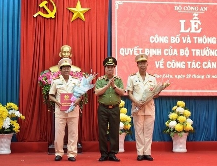 Thứ trưởng Bùi Văn Nam tặng hoa Đại tá Lê Tấn Tới (bên phải) và trao Quyết định phụ trách Công an tỉnh Bạc Liêu cho Đại tá Trần Phong, Phó Giám đốc (bên trái).