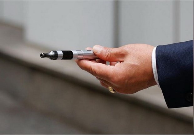 Một người đàn ông sử dụng thuốc lá điện tử ở Seoul của Hàn Quốc. (Nguồn: Reuters)