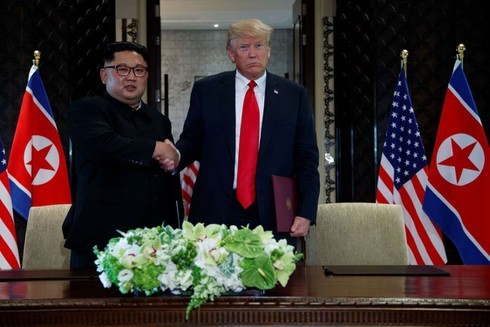 Tổng thống Mỹ Donald Trump và Chủ tịch Triều Tiên Kim Jong Un gặp nhau lần đầu tại Singapore. Ảnh: AP