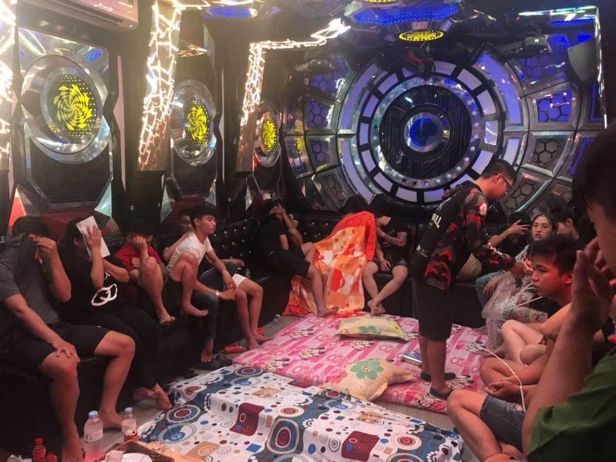 Phòng karaoke được trang bị chăn mền cho khách nằm sau khi sử dụng ma túy
