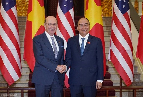 Thủ tướng Nguyễn Xuân Phúc và Bộ trưởng Thương mại Hoa Kỳ Wilbur Ross - Ảnh: VGP/Quang Hiếu