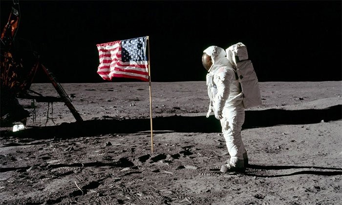 Phi hành gia chào cờ Mỹ trong cuộc đổ bộ Mặt trăng Apollo 11. (Ảnh: NASA).