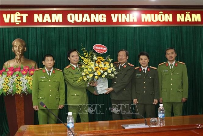 Thiếu tướng Đào Gia Bảo (đứng giữa), Cục trưởng Cục công tác Đảng và công tác chính trị, Bộ Công an khen thưởng các lực lượng tham gia phá chuyên án. Ảnh: Xuân Tiến/TTXVN