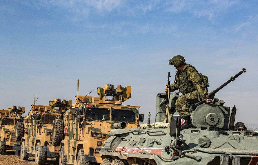 Xe quân sự Nga và Thổ Nhĩ Kỳ tuần tra tại thị trấn Darbasiyah, tỉnh Hasakeh, biên giới Syria-Thổ Nhĩ Kỳ, ngày 1/11/2019. (Ảnh: AFP/TTXVN)
