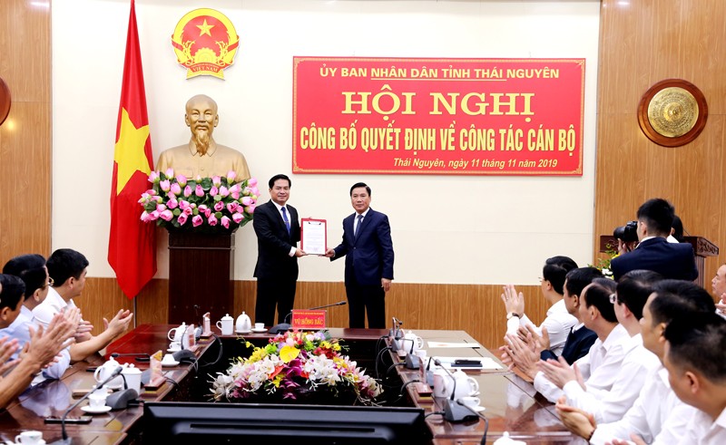 Phó Bí thư Tỉnh ủy, Chủ tịch UBND tỉnh Thái Nguyên Vũ Hồng Bắc trao quyết định và chúc mừng tân Phó Chủ tịch Lê Quang Tiến.