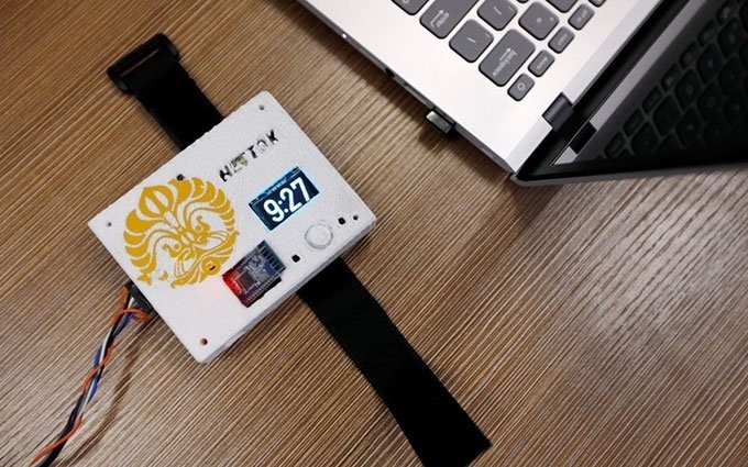 Nettox, một thiết bị đeo tay được sinh viên Indonesia phát minh để cảnh báo mọi người về thời gian họ ít vận động. (Ảnh: Reuters).