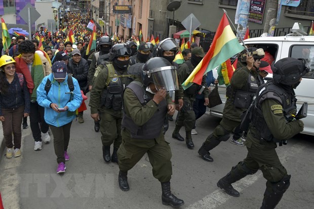 Lực lượng cảnh sát Bolivia tham gia cuộc biểu tình phản đối Chính phủ của phái chính trị đối lập, tại thủ đô La Paz ngày 9/11/2019. (Ảnh: AFP/TTXVN)