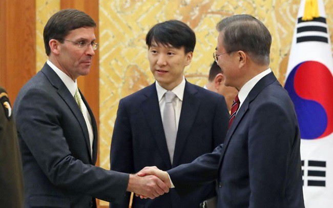 Bộ trưởng Mỹ Esper bắt tay Tổng thống Hàn Quốc Moon. Ảnh: Washington Times.