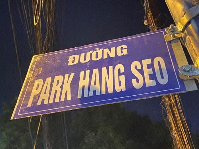 Bảng tên đường có tên HLV Park Hang-seo do người dân tự ý gắn lên vì hâm mộ và quý mến ông. ẢNH: Internet.