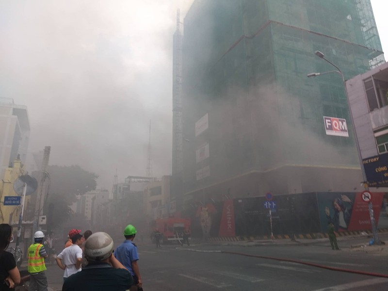 Hỏa hoạn bùng phát dữ dội từ công trình đang thi công trên đường Nguyễn Bỉnh Khiêm khiến khu vực hoảng loạn. Ảnh HT.