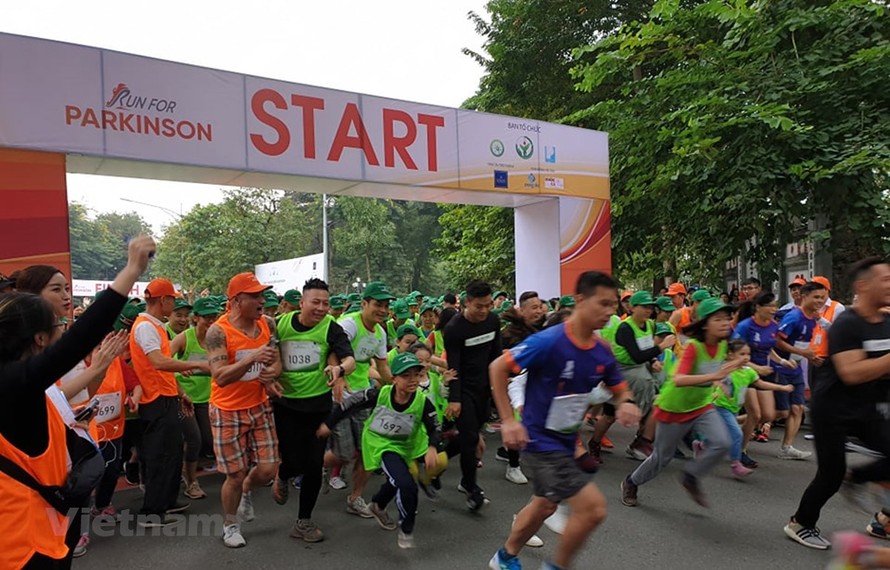 2.000 người tham gia giải chạy vì người bệnh Parkinson tại Hà Nội