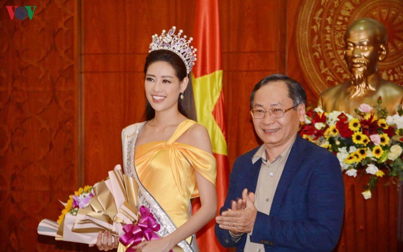 Ông Nguyễn Đắc Tài chúc mừng tân hoa hậu Hoàn vũ Việt Nam 2019.