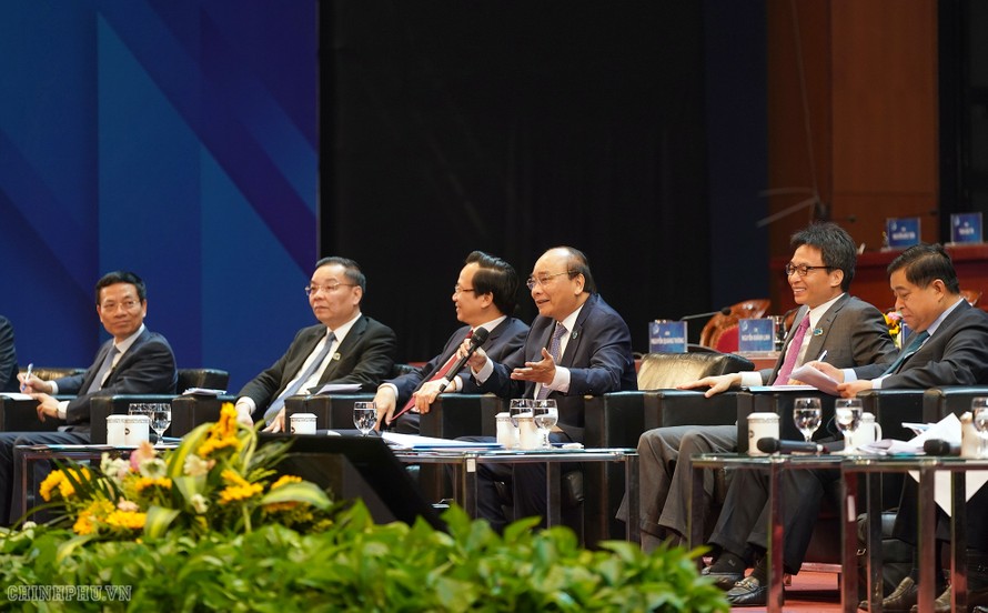 Thủ tướng Nguyễn Xuân Phúc và lãnh đạo Chính phủ, các bộ ngành đối thoại với thanh niên. Ảnh: VGP/Quang Hiếu