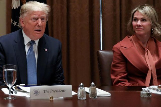 Tổng thống Donald Trump và Đại sứ Mỹ tại LHQ Kelly Craft tại bữa ăn trưa cho các đại sứ của Hội đồng Bảo an LHQ ở Nhà Trắng ngày 5-12-2019. Ảnh: REUTERS