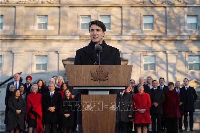 Thủ tướng Canada Justin Trudeau (phía trước) phát biểu sau lễ tuyên thệ nhậm chức của các thành viên nội các mới tại Ottawa ngày 20/11/2019. Ảnh: AFP/TTXVN