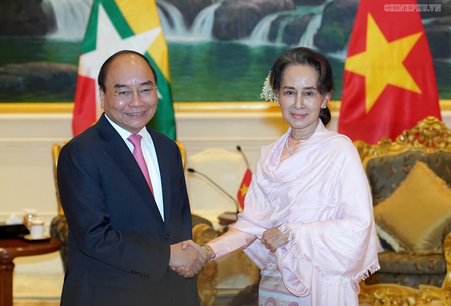 Thủ tướng Nguyễn Xuân Phúc hội đàm với Cố vấn Nhà nước Aung San Suu Kyi. Ảnh: VGP/Quang Hiếu