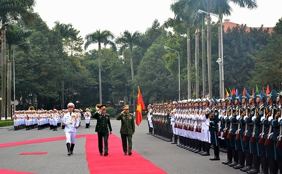 Thượng tướng Phan Văn Giang và Thống tướng Min Aung Hlaing duyệt Đội danh dự Quân đội nhân dân Việt Nam.