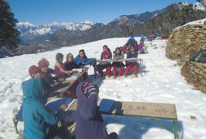 Tuyết rơi không ngừng, học sinh vẫn ngồi học giữa trời