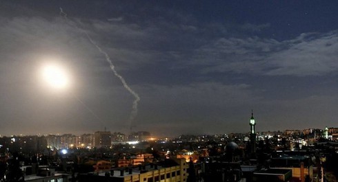 Truyền thông Syria nghi ngờ Israel là thủ phạm phóng tên lửa, tấn công thủ đô Damascus hôm 22/12. (Ảnh: Twitter)