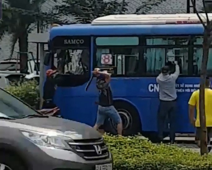 Nhóm đối tượng hung hãn đập phá xe buýt