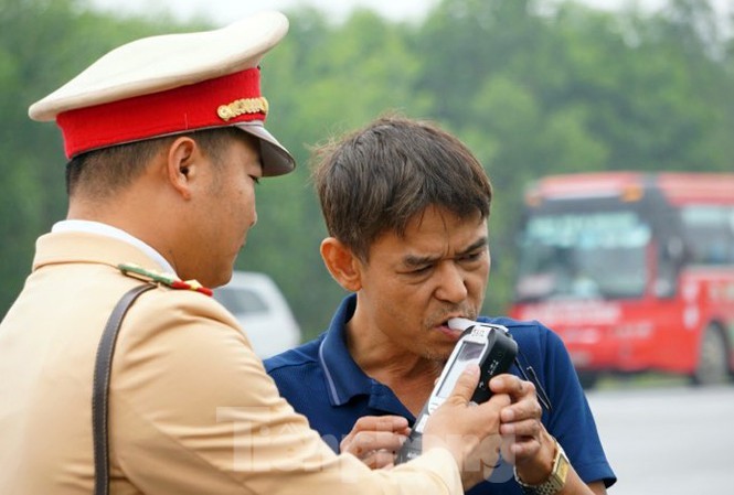  CSGT xử phạt nhiều tài xế vi phạm nồng độ cồn trên cao tốc Nội Bài - Lào Cai.