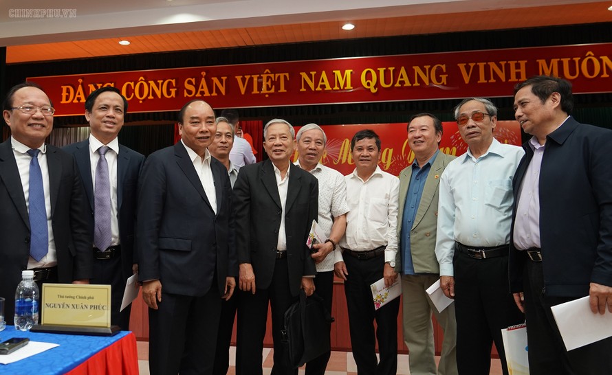 Thủ tướng cùng các đại biểu tại buổi gặp mặt. Ảnh VGP/Quang Hiếu