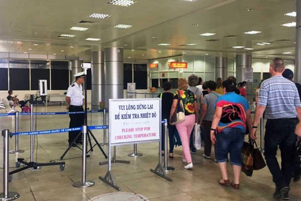 Du khách nhập cảnh tại sân bay Cam Ranh đều được kiểm tra thân nhiệt